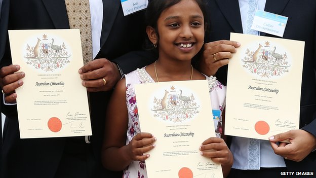 Молодая девушка получает австралийское гражданство на церемонии