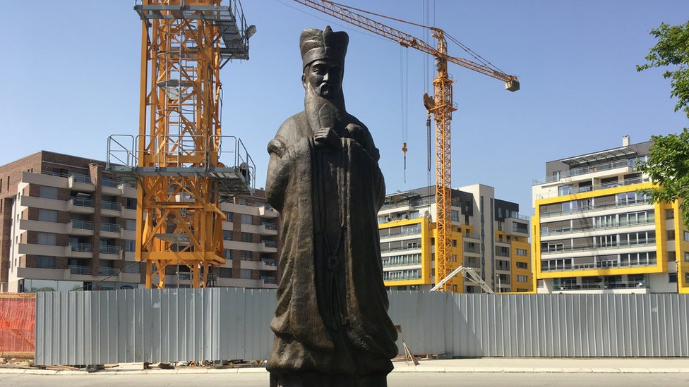 Statua Konfuciju ispred budućeg Kineskog kulturnog centra na Novom Beogradu
