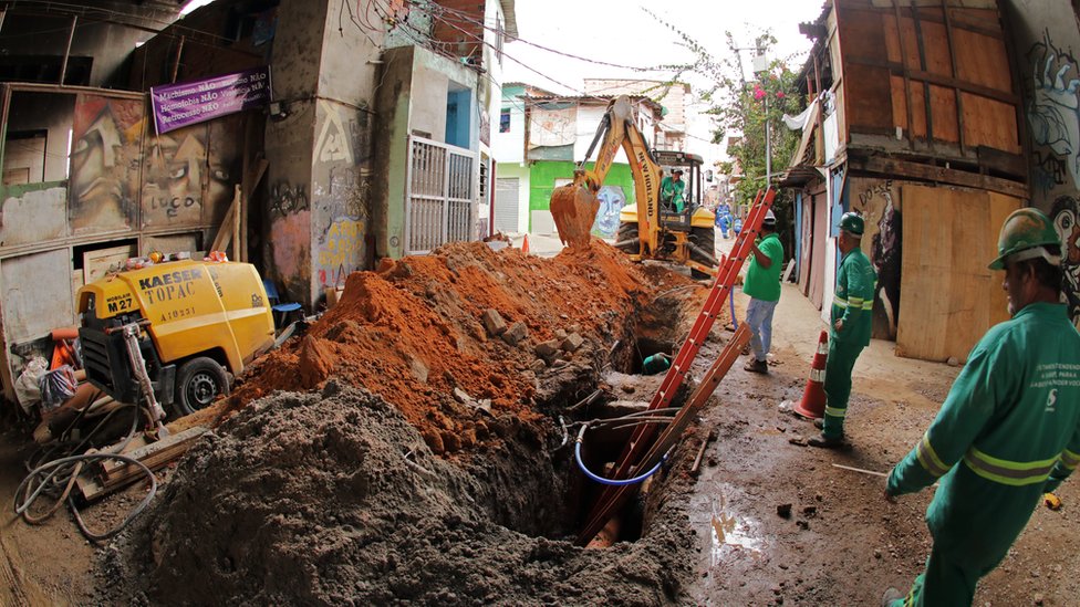 Obra para implementação da rede de água e esgoto na Favela do Moinho