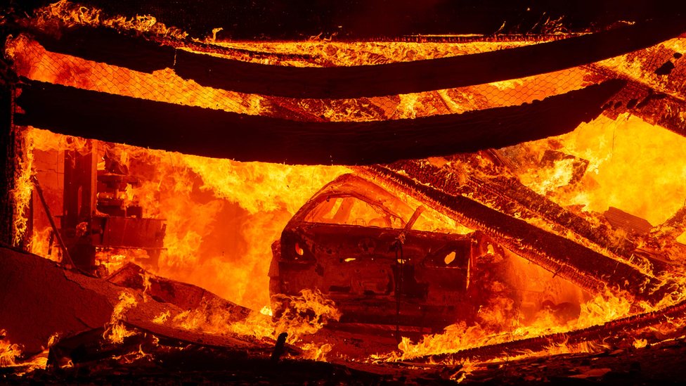 Автомобиль горит в гараже, когда во время пожара на склоне холма в районе Северного парка Сан-Бернардино горит дом,