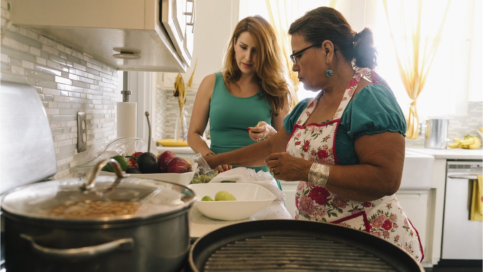 Dos mujeres en una cocina.