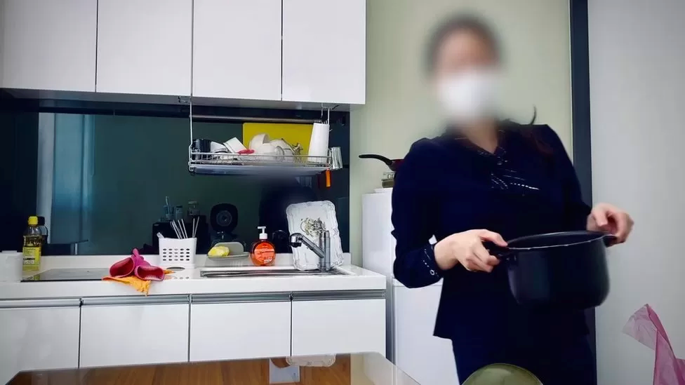 [출처: BBC] 유나씨는 자신이 동료들을 위해 점심 식사를 차려야만 하는 모습을 촬영한 뒤 당국에 신고했다