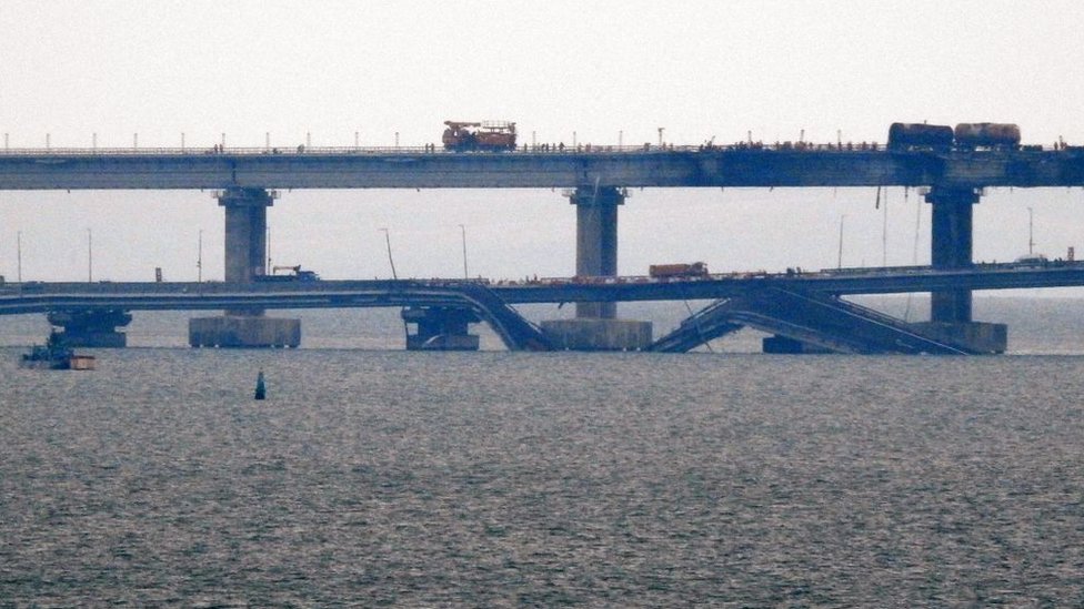El puente que une Crimea con Rusia, visiblemente dañado.