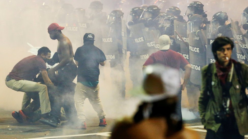 Люди маневрируют под слезоточивым газом в Шарлотте, Северная Каролина, во время акции протеста 21 сентября
