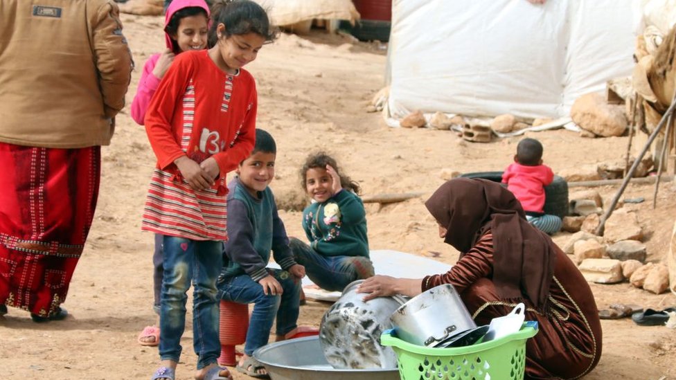 اللاجئون السوريون يعيشون في ظروف قاسية، فيما يعاني المجتمع اللبناني بدوره من أزمة مالية طاحنة