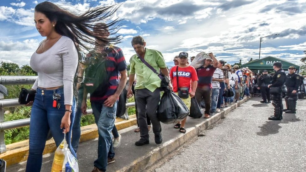 Venezolanos cruzando el puente internacional Simón Bolívar desde San Antonio del Táchira, Venezuela a Cúcuta, en Colombia.