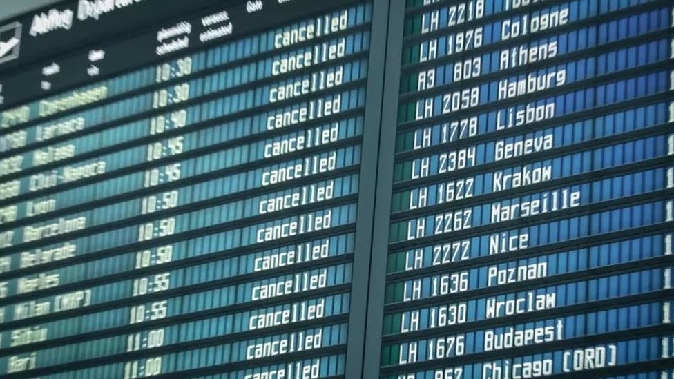 تم إلغاء أغلب رحلات الطيران في بعض المطارات