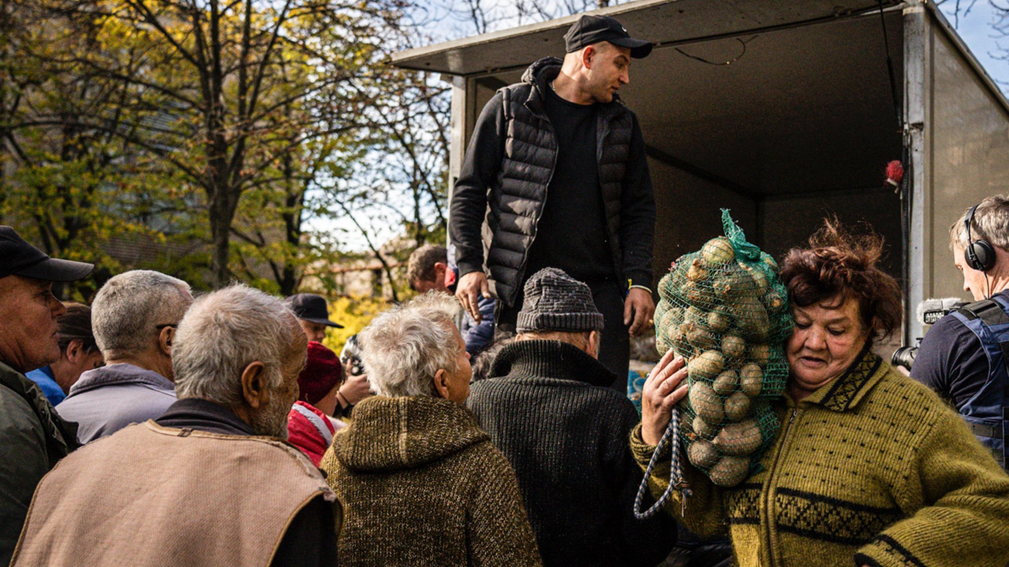 Para relawan Ukraina mendistribusikan makanan