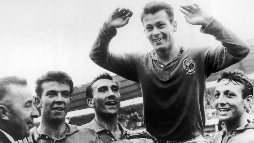 جوست فونتين محمولا من قبل زملائه في المنتخب بعد حصوله على لقب هداف كأس العالم 1958