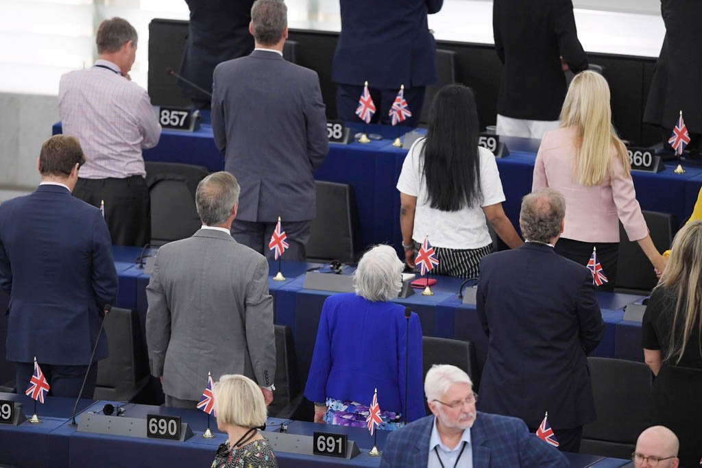 Депутаты Европарламента от партии Brexit отворачиваются во время исполнения гимна Европы перед инаугурационной сессией в Европейском парламенте в 2019 году