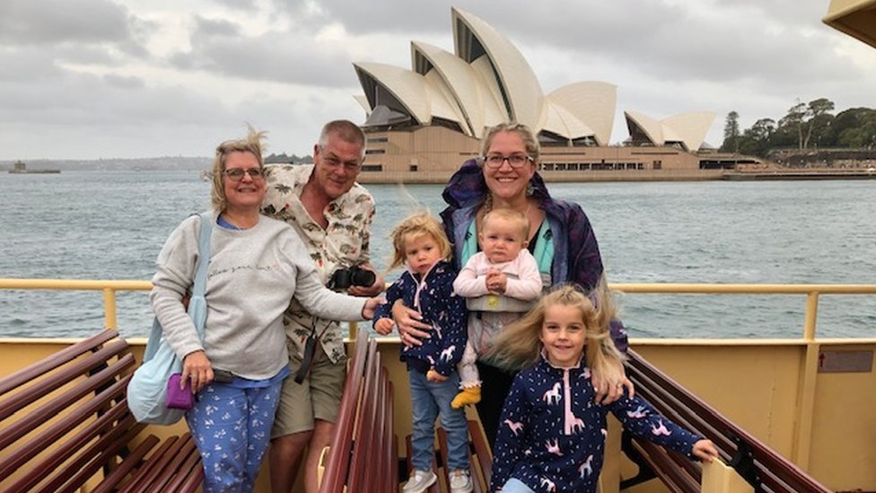 Никола Кинлох и семья на лодке по гавани Сиднея