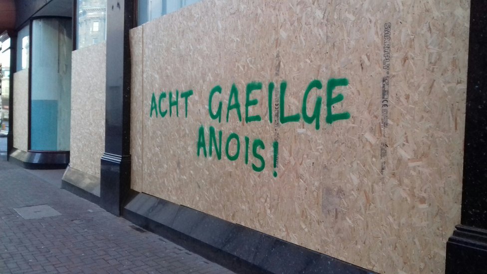 Граффити в Белфасте призывает к ирландскому языку,