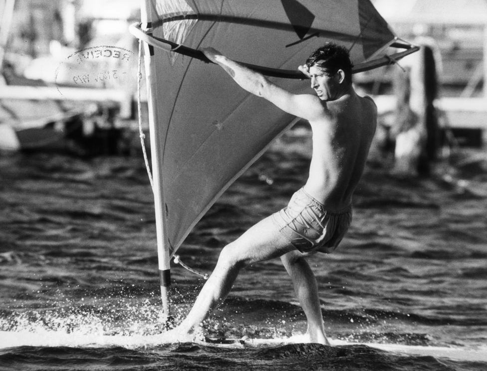 El rey Carlos III haciendo windsurfing en 1979.