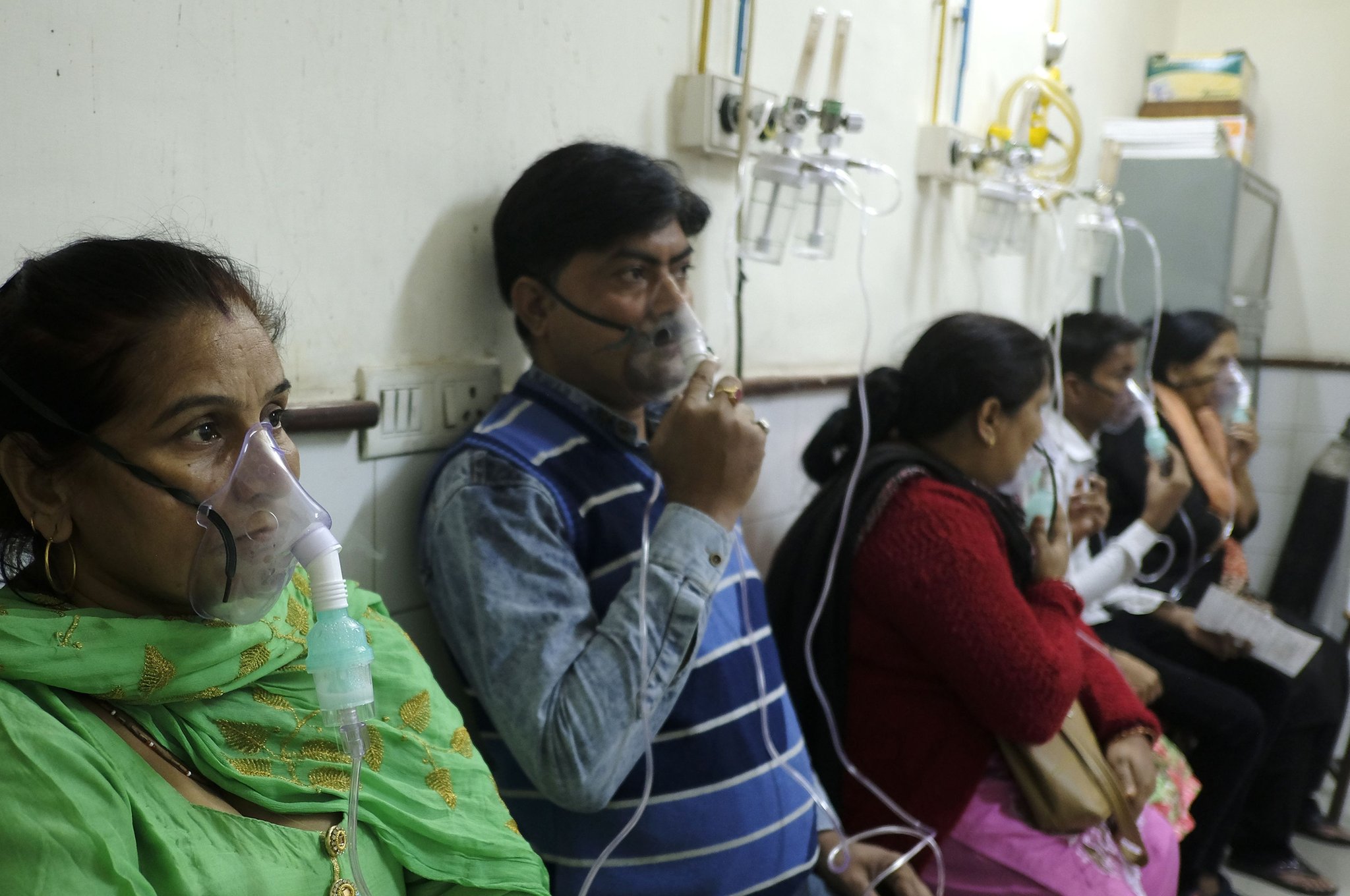 Индийцы проходят лечение от респираторных заболеваний в больнице в Дели 6 ноября 2018 г.