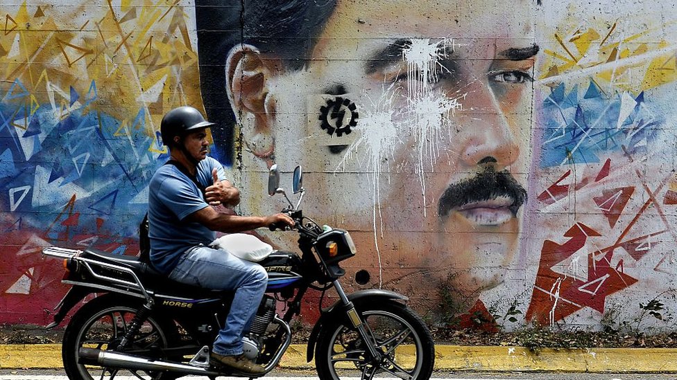 El gobierno quiere respaldar la nueva criptomoneda con sus reservas de petróleo, oro, diamantes y gas. Calle de Venezuela