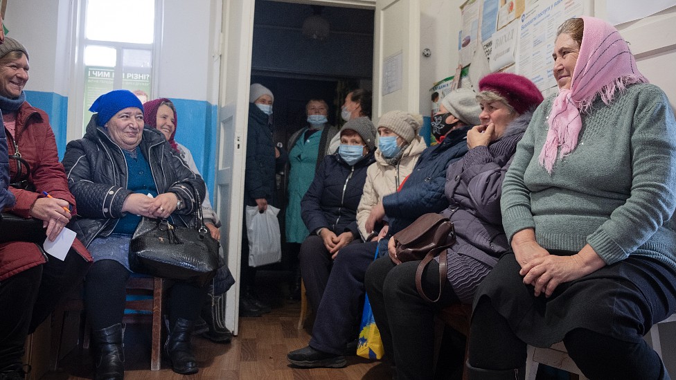 Mujeres mayores en la sala de espera de una de las clínicas móviles de MSF en Járkiv