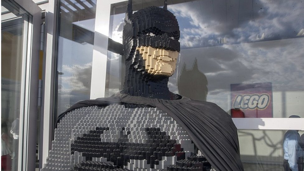 Фигурка, сделанная из кирпичей, видна у здания компании Lego в Монтеррее, Мексика, 21 октября 2015 г.