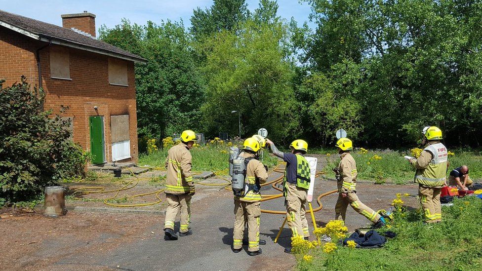 Офицеры пожарно-спасательной службы Хартфордшира на учениях
