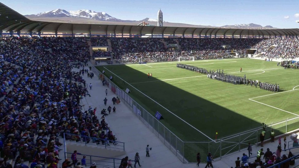 Estadio de El Alto con montaña de fondo.