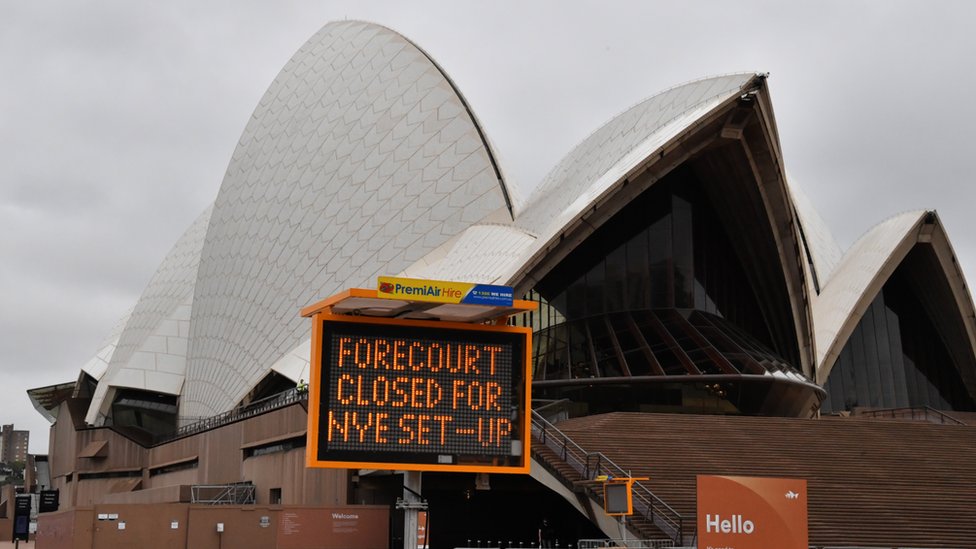 Вывеска с надписью «Передняя площадка закрыта перед открытием Нового года» перед Сиднейским оперным театром