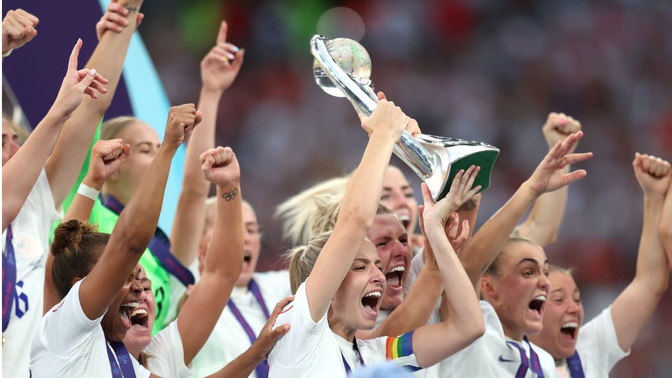 La selección femenina de fútbol de Inglaterra alza la copa.