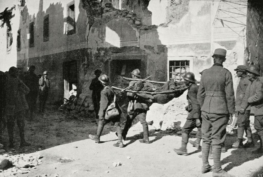 Soldados feridos sendo transportados durante a Primeira Guerra Mundial