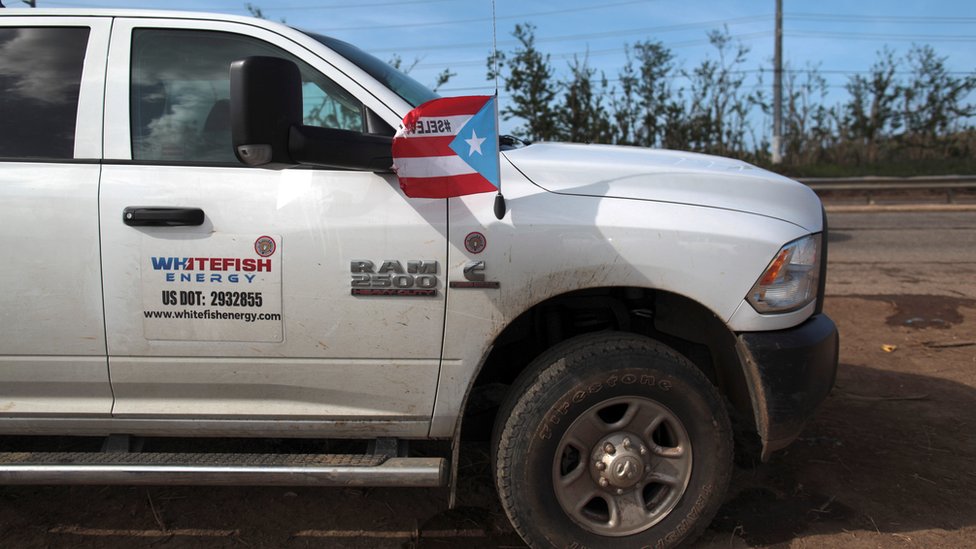 Грузовик с логотипом Whitefish Energy и флагом Пуэрто-Рико