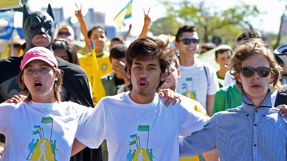 Kim Kataguiri (centro), líder del Movimiento Brasil Libre en una marcha en 2015.