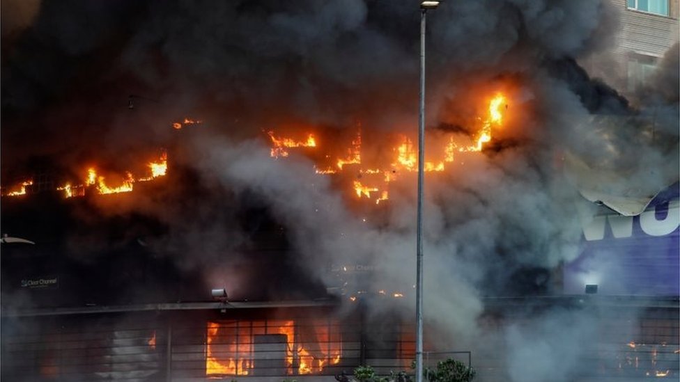 Un centro comercial se incendia en Santiago