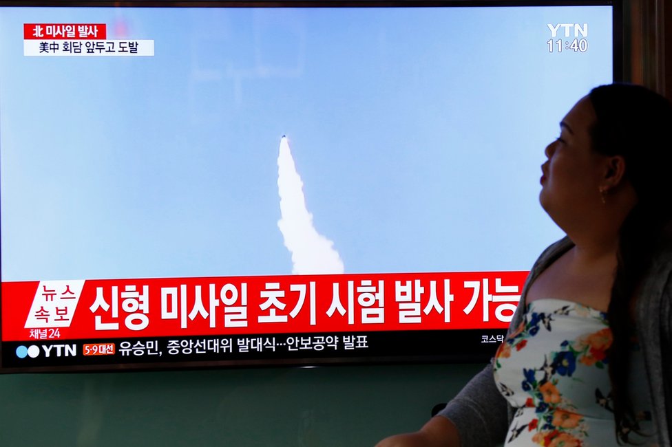 Corea del Norte lanzó un misil balístico al Mar de Japón la semana pasada en anticipación de la cumbre entre China y EE.UU. Mujer surcoreana observa un noticiero de televisión en Seúl que muestra un misil norcoreano el 15 de abril de 2017
