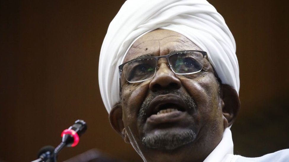 Президент Судана Омар аль-Башир обращается к парламенту в столице страны Хартуме 1 апреля 2019 года в своей первой подобной речи после введения в стране чрезвычайного положения 22 февраля.