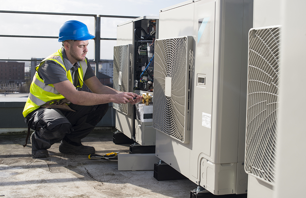 Una unidad de aire acondicionado en un techo