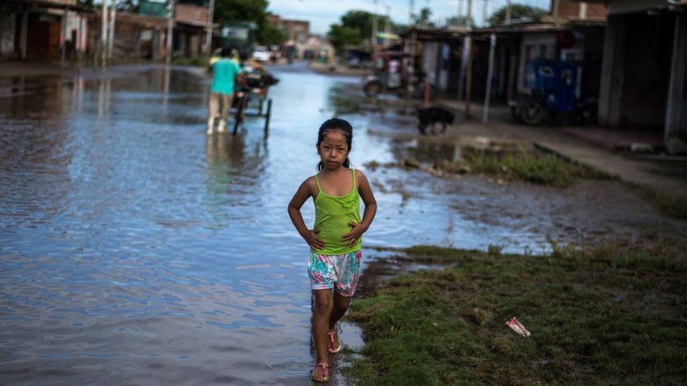 "Niños con retraso en el crecimiento hoy, significan economías con retraso en el crecimiento mañana", dice Akin Adesina, presidente del Banco Africano de Desarrollo. Niña en asentamiento Piura, Perú.