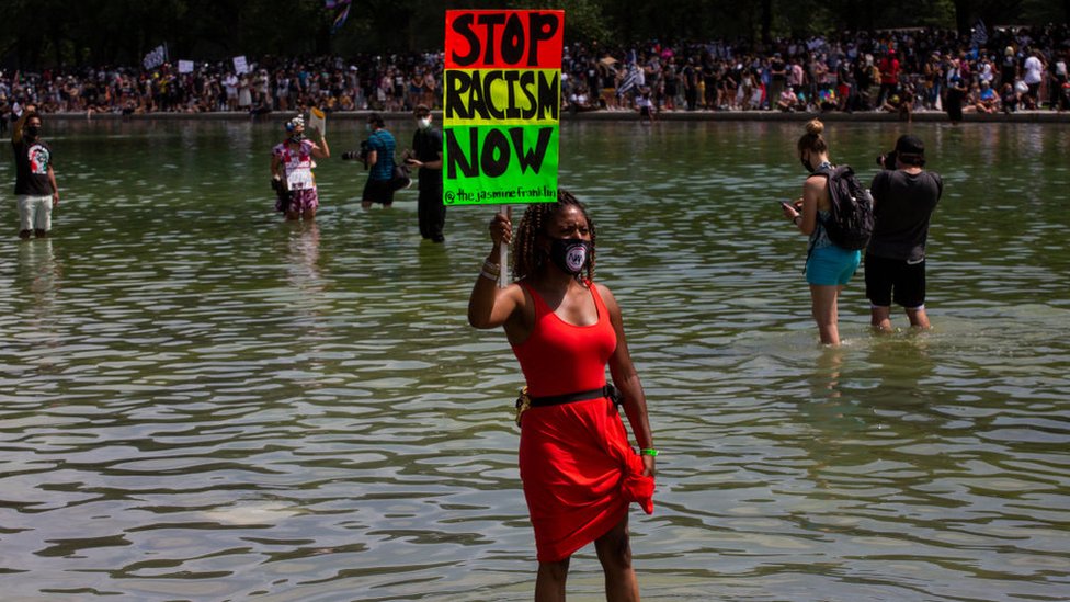 Знак Stop Racism Now во время 57-го ежегодного марта в Вашингтоне, в пятницу, 28 августа 2020 г., в Вашингтоне