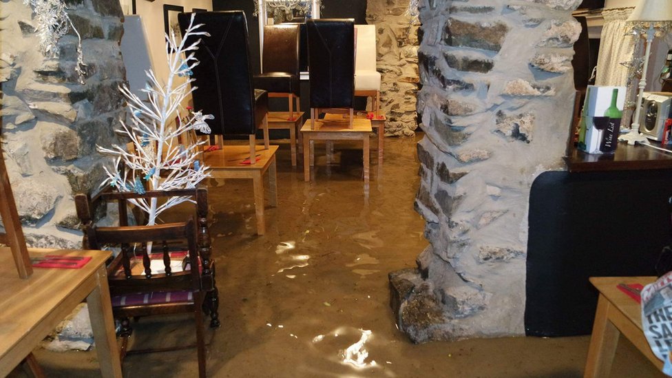 Потопная вода внутри The Union Inn, Tremadog, Gwynedd