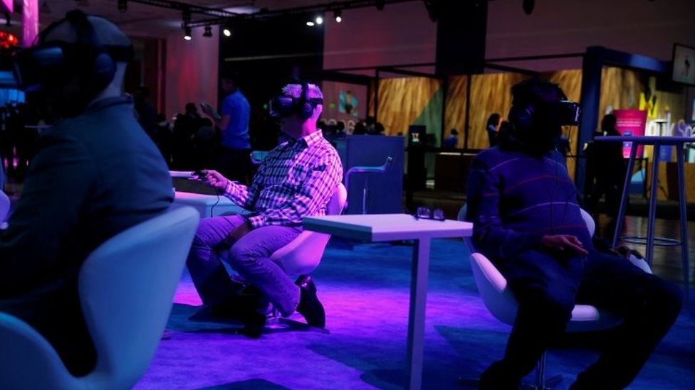 Участники используют гарнитуру виртуальной реальности Oculus во время ежегодной конференции разработчиков Facebook F8 в Сан-Хосе (18 апреля 2017 г.)
