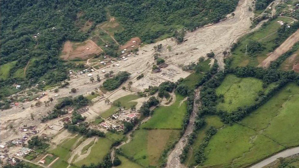 Аэрофотоснимок, показывающий след оползня в Колумбии - 1 апреля 2017 г.