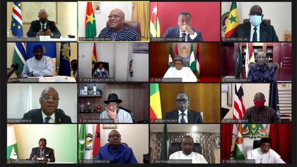 На скриншоте показана телеконференция во время внеочередного саммита глав государств и правительств Экономического сообщества западноафриканских государств (ЭКОВАС) по социально-политической ситуации в Мали 20 августа 2020 года.