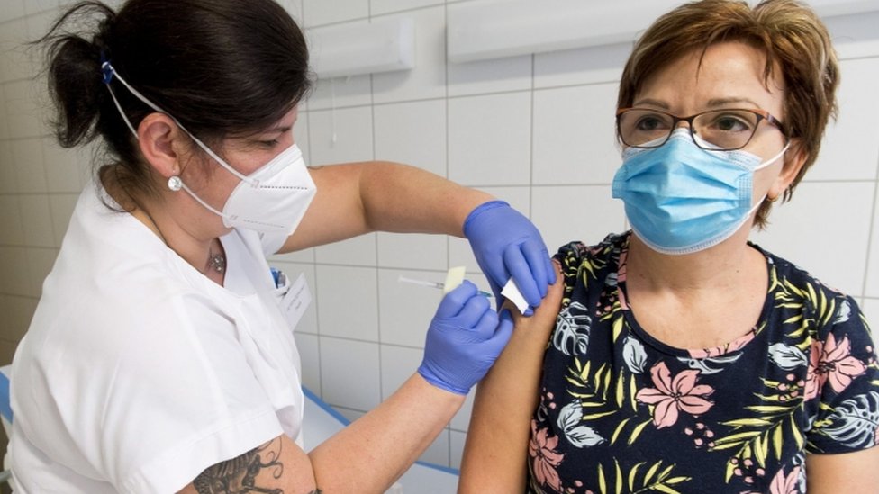 Una trabajadora de salud recibe la primera dosis de la vacuna de Pfizer-Biontech en un hospital de Hungría.
