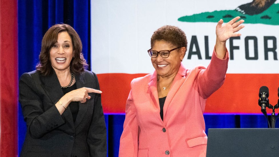凱倫·巴斯（右）在洛杉磯市長選舉中獲勝
