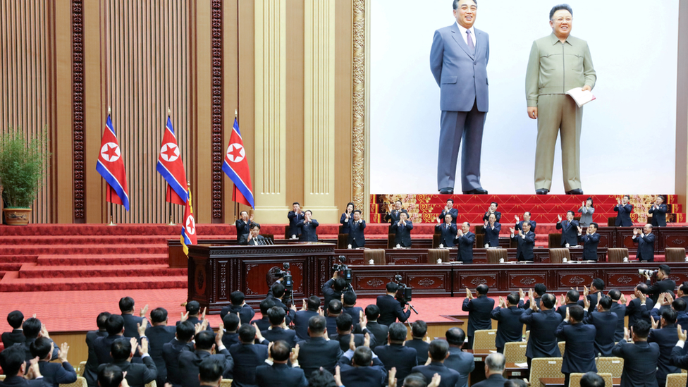 在祖父和父親的身影籠罩下，金正恩在今年第一屆最高人民會議上談到了朝鮮的新路線（2024年1月15日）
