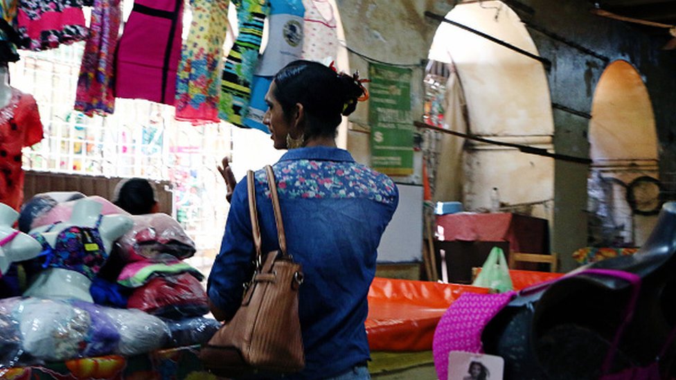 Un muxe en una tienda de Oaxaca