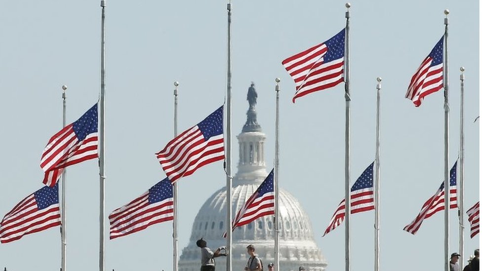 Las banderas en Washington ondean a media asta en honor a las víctimas del tiroteo de Las Vegas. Banderas estadounidenses