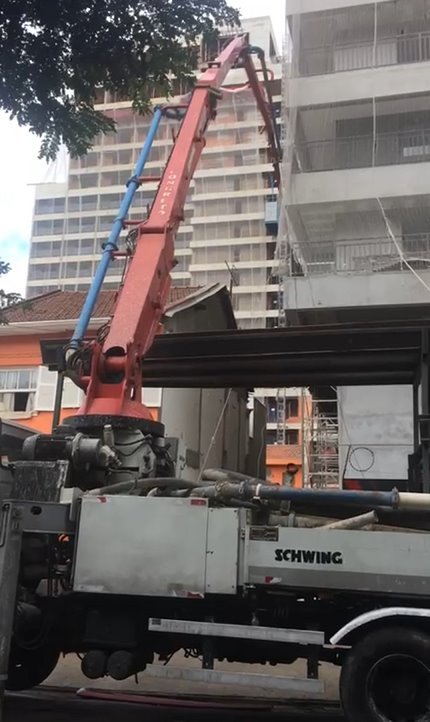 Guindaste ao lado da casa durante obra de um dos prédios do entorno