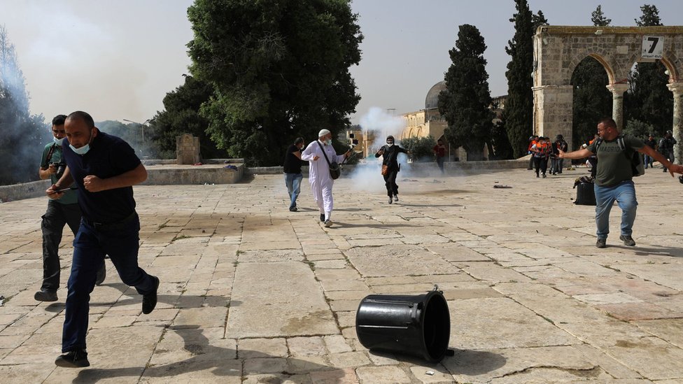 Polisi Israel melempar granat ke arah orang Palestina yang membalas dengan lembaran batu dan benda lain dalam bentrokan di seputar masjid al-Aqsa di kawasan Yerusalem Timur yang diduduki Senin (10/05).
