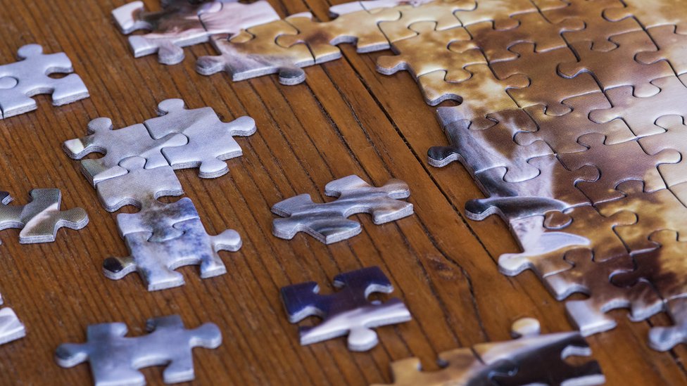 Realizar actividades que te distraigan del dolor es una manera de reducirlo. Puzzle en una mesa.