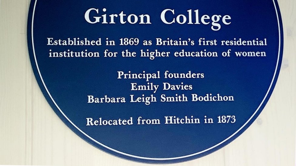 Основатели Girton College были награждены голубой доской.