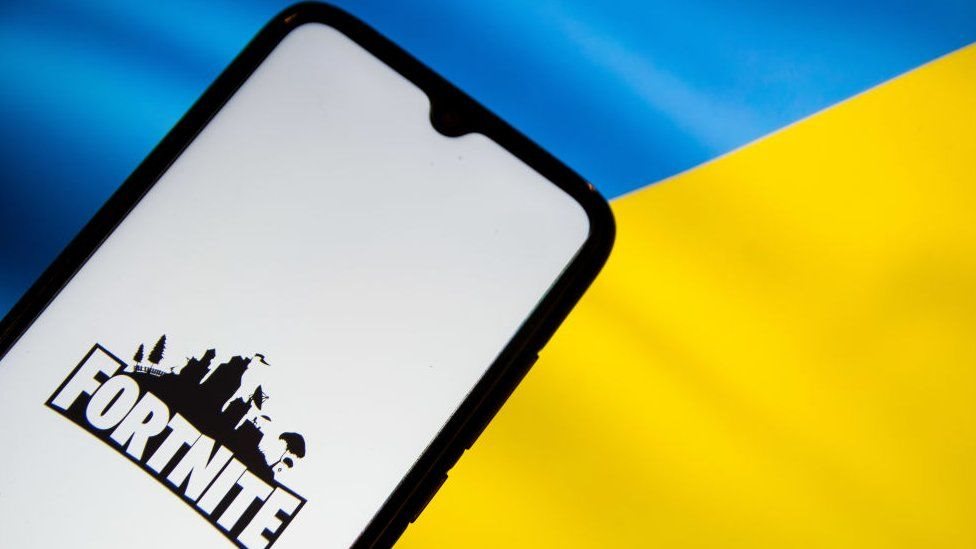 شعار لعبة "فورتنايت" على علم أوكرانيا