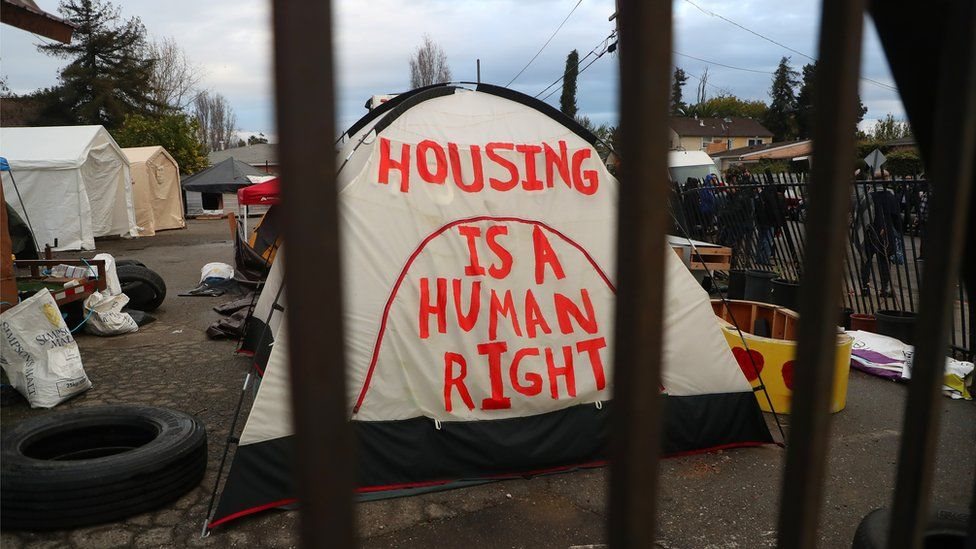 Uno de los muchos campamentos improvisados de personas sin hogar en Oakland.