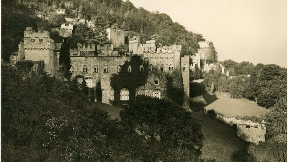 Замок в 1920-х годах, когда это был величественный дом